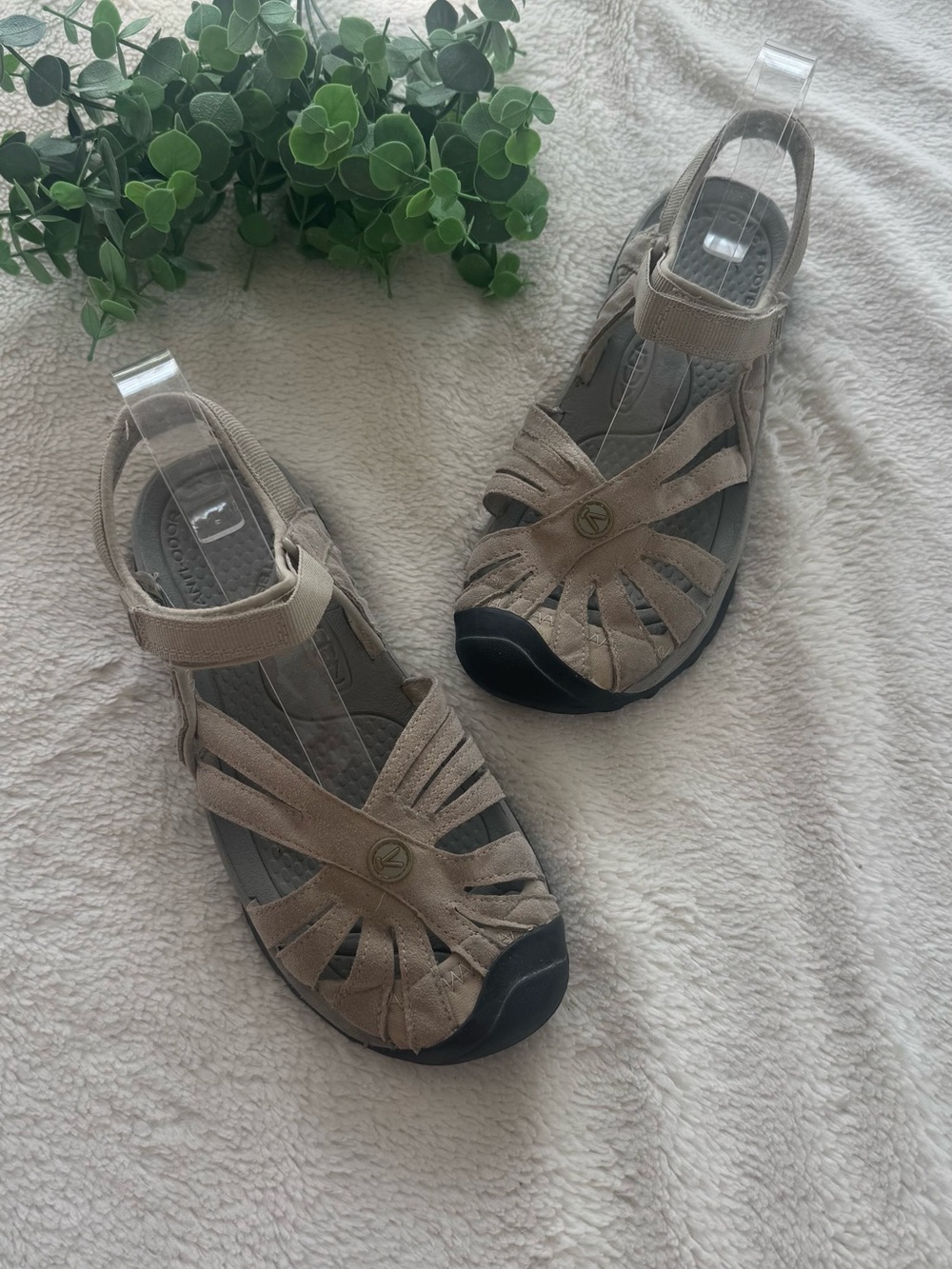 Keen tan sandals size 8